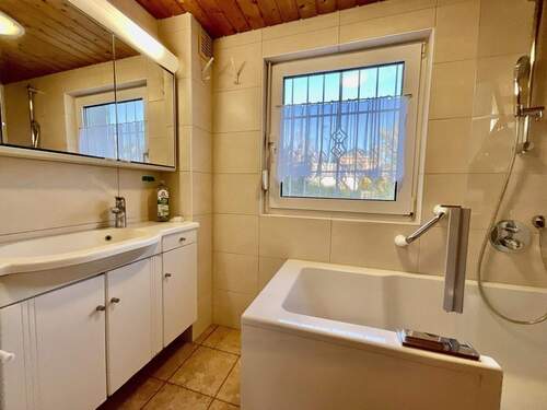 Bad mit Wanne auf der Zwischenebene - 