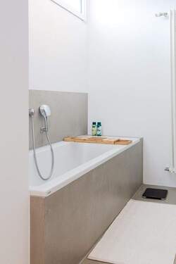 Blick Richtung Badewanne - 