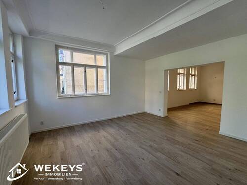 Wohnzimmer mit offener Küche - 