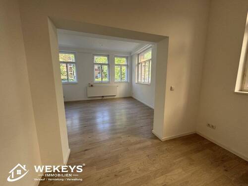 Wohnzimmer mit offener Küche - 