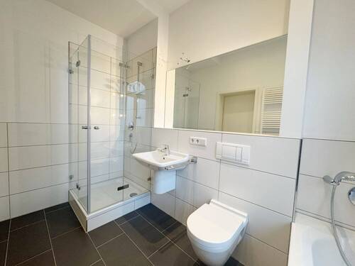 Badezimmer mit Dusche und Wanne.jpg - 