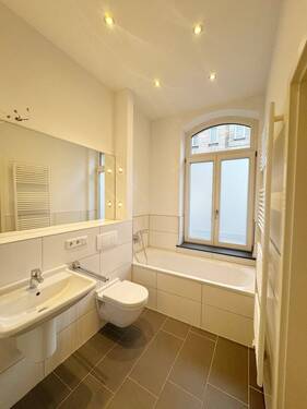 Badezimmer mit Fenster.jpg - 