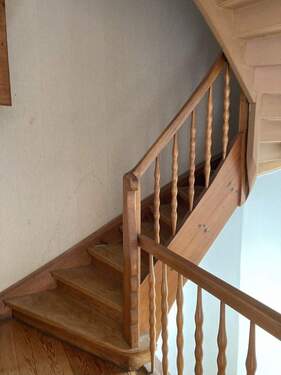 schöne Holztreppe zum Dachgeschoß - 