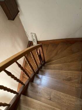 großzügige Holztreppe - 