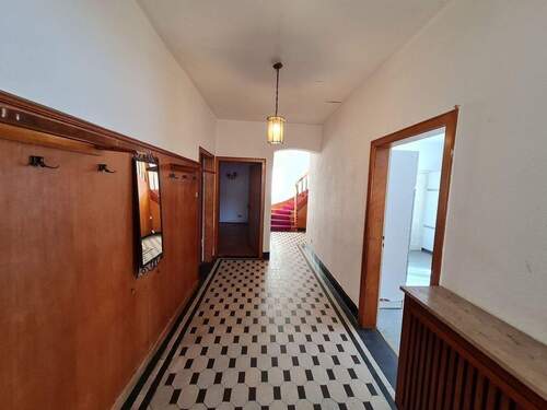 Dielenbereich mit schönem alten Fliesenboden - 6 Zimmer Einfamilienhaus in Burgbrohl