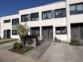 Objektansicht Vorderseite - Kompakt. Modern. Seenah. Zuhause mit Lebensqualität in Bitterfeld-Wolfen am Goitzschesee