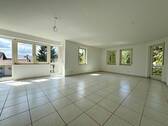 Wohn- und Esszimmer mit Fensterfront - Helle 3,5-Zimmer-Wohnung in Böblingen mit Tiefgaragenstellplatz und Westbalkon auf der Waldburg !