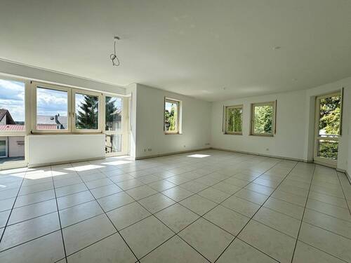 Wohn- und Esszimmer mit Fensterfront - Helle 3,5-Zimmer-Wohnung in Böblingen mit Tiefgaragenstellplatz und Westbalkon auf der Waldburg !