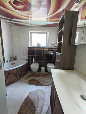 Bad mit Wanne und Dusche UG - 