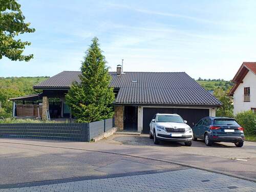 Frontansicht Straße - Mehrfamilienhaus, Wohnhaus mit 357,00 m² in Keltern zum Kaufen