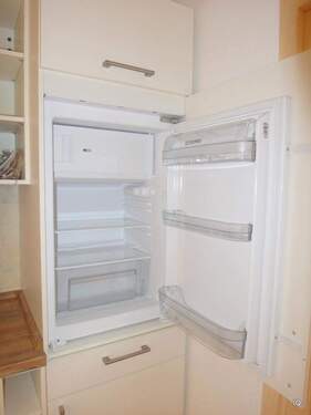 Küche mit Kühlschrank und Gefrierfach - 