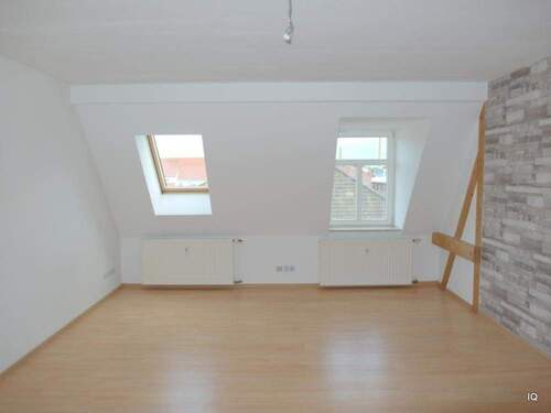 Wohnzimmer - Gemütliche 2-Zimmer-Dachwohnung mit Einbauküche, Laminatboden & Badewanne