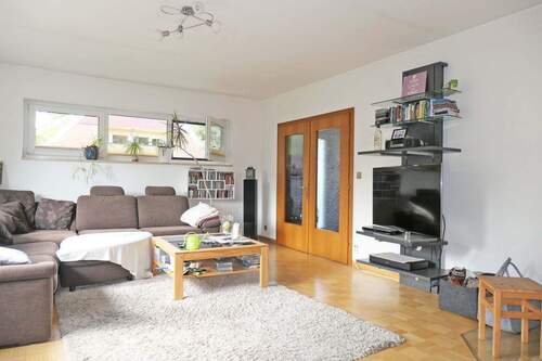 Wohnzimmer mit Eingangstür - 