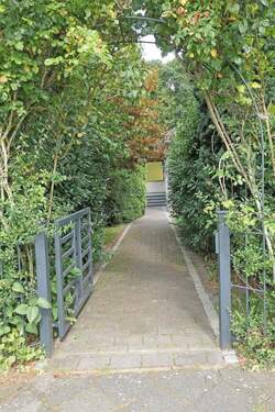 Gepflasterter Weg zum Haus - 6 Zimmer Einfamilienhaus in Stade