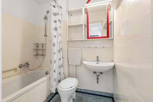 Badezimmer mit Badewanne - 