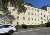 Haus- und Straßenansicht - 2 Zimmer Etagenwohnung zur Miete in Chemnitz