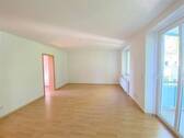 Wohnzimmer in Richtung Küche - Etagenwohnung mit 56,00 m&sup2; in Chemnitz zur Miete