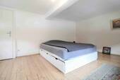 Schlafzimmer 2 1.OG - Mehrfamilienhaus, Wohnhaus mit 143,00 m&sup2; in Liederbach am Taunus zum Kaufen