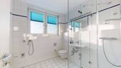 Bad mit Dusche - 