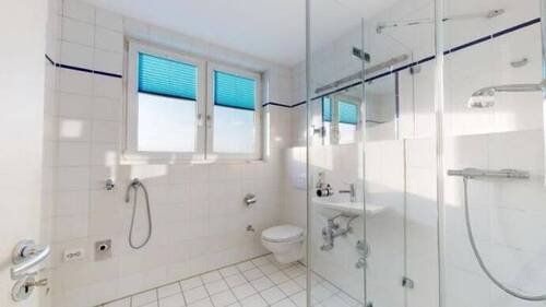 Bad mit Dusche - 