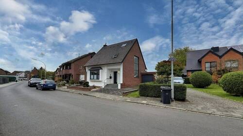 Vorderansicht - Ankommen. Aufatmen. Zuhause sein. - Kernsaniertes Einfamilienhaus in ruhiger Lage von Mönchengladbach-Buchholz