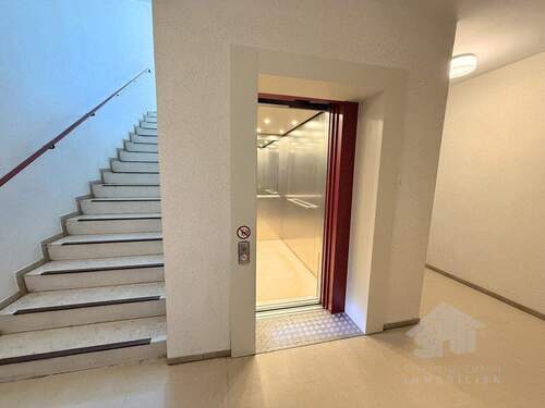 Treppenhaus mit Fahrstuhl - 3 Zimmer Etagenwohnung zum Kaufen in Norderstedt