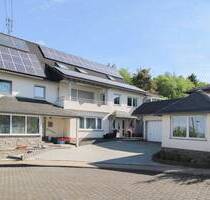 Vielseitiges Zweifamilienhaus mit großem Potenzial in Rödelhausen