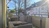 gemütlicher Balkon - Das perfekte Match: 3,5 Zimmer, Einbauküche, Balkon & die doppelte Parkplatz-Garantie!