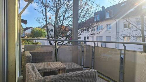 gemütlicher Balkon - Das perfekte Match: 3,5 Zimmer, Einbauküche, Balkon & die doppelte Parkplatz-Garantie!