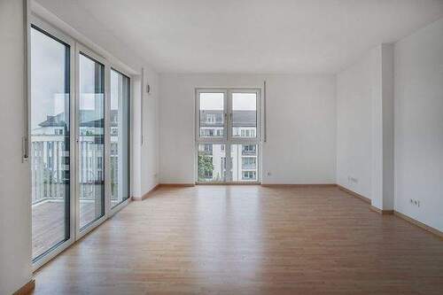 Wohnzimmer mit Zugang zum Balkon - Einziehen und wohlfühlen - Helle, barrierefreie 3-Zimmer-Wohnung im Erstbezug