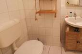 Badezimmer mit WC und Waschbecken - 