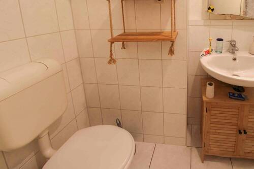 Badezimmer mit WC und Waschbecken - 