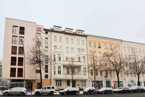 Fassade - Vermietet: 2-Zimmer-Altbauwohnung im 4. OG (ohne Aufzug) mit Keller nahe Rosenthaler Platz
