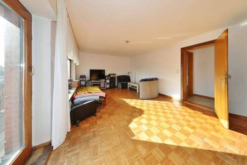 Wohnzimmer mit Zugang zum... - 