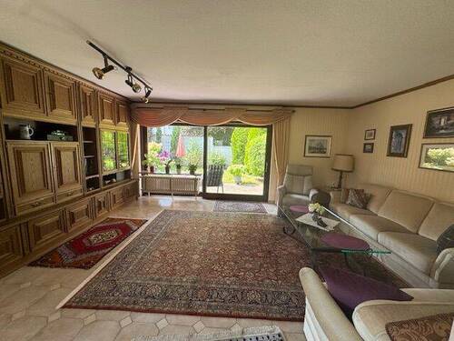 Wohnbereich mit Blick zur Terrasse - 4 Zimmer Mehrfamilienhaus, Wohnhaus zum Kaufen in Nürnberg