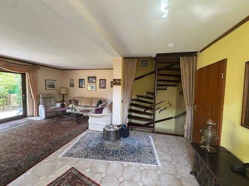 Wohnbereich mit Blick zur Treppe - 4 Zimmer Mehrfamilienhaus, Wohnhaus in Nürnberg