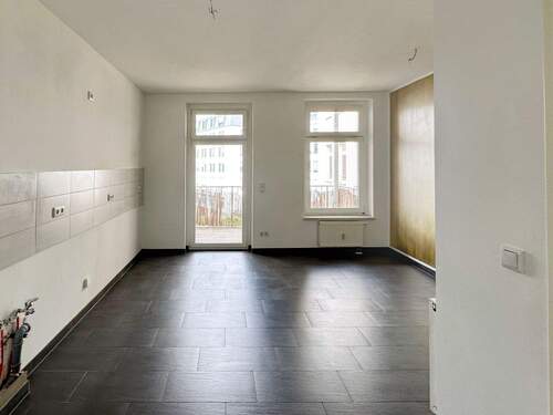 Große Küche mit Balkonzugang - 