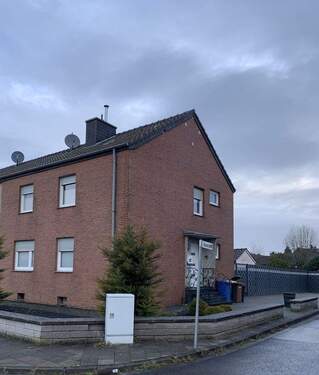 Straßenansicht - Doppelhaushälfte mit großem Garten !!