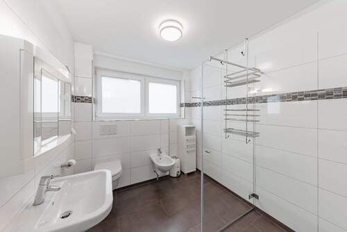 großes Badezimmer mit Dusche - 