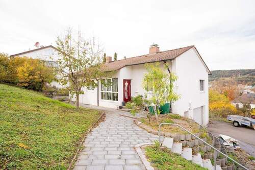 AUSSENANSICHT - Gepflegtes Einfamilienhaus mit Einliegerwohnung, Wintergarten & großem Grundstück in Tuttlingen