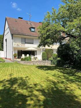 Außenansicht (Sommeraufnahme) - Mehrfamilienhaus, Wohnhaus zum Kaufen in Zirndorf