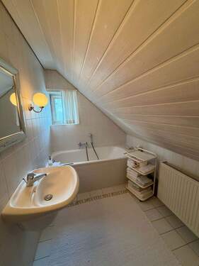Tageslichtbad mit Wanne Dachgeschoss - 