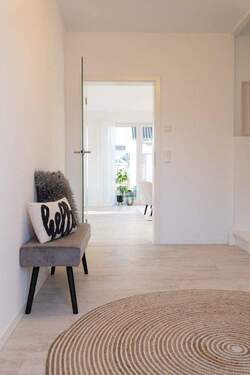 Flur mit Glasschiebetür - 