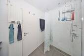 ...mit bodengleicher Dusche - 