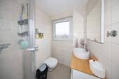Tageslicht-Gäste-WC mit Dusche - 