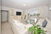 Wohnzimmer mit Zugang zum... - 