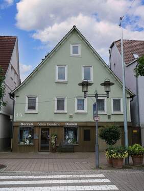 Hausansicht.jpg - Zweifamilienhaus mit Maisonettewohnung und Gewerbeeinheit im Ebersbacher Stadtzentrum