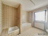 Badezimmer mit Dusche und Badewanne im Obergeschoss - 