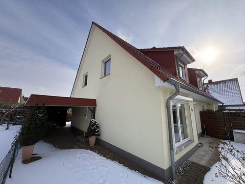 Carport und Hauseingang - 