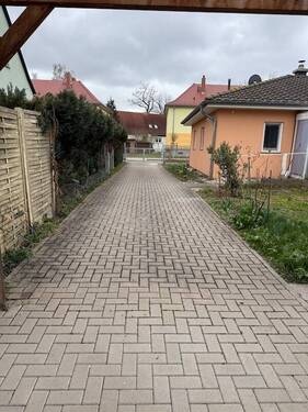 Einfahrt - Mehrfamilienhaus, Wohnhaus mit 81,00 m&sup2; in Ohrdruf zum Kaufen